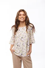 Blusa estampada con manchas abstractas en tonos lila, amarillo y negro, con mangas 3/4 acampanadas.