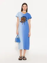 Túnica azul degradé con estampado de leopardo en el frente, de corte recto, manga corta y largo midi con tajos laterales.