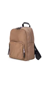 Mochila marrón de nylon resistente con cierre principal y dos bolsillos frontales con cierre.