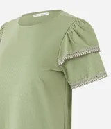 Blusa color verde oliva de mangas cortas con detalle de ganchillo en las mangas.