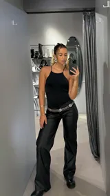 Body negro con espalda baja y tiras cruzadas.