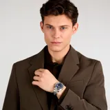 Reloj Maserati modelo Successo R8853121011 para hombre, con caja de acero inoxidable plateada de 42mm y brazalete de acero plateado con detalles dorados. Tiene esfera azul con el logo de Maserati, movimiento de cuarzo Miyota, cristal mineral y ventana de fecha. Resistencia al agua de 5 ATM.