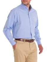 Camisa celeste de vestir, de corte regular, con cuello abotonado, bolsillo en el pecho con logo bordado y tecnología Travel 360º.