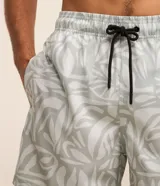 Bermuda de baño masculina en microfibra, color gris claro con estampado de hojas en tono más claro. Presenta cintura elástica con cordón ajustable negro y bolsillos laterales.