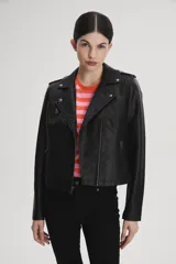 Campera de cuero sintético negra, estilo motociclista, con cierre asimétrico, cuello con solapas y múltiples bolsillos con cierre.