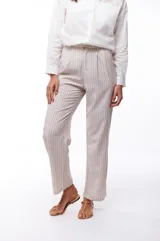 Pantalón de vestir a rayas verticales azules y blancas, de corte recto y tiro alto.