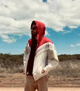Campera deportiva con capucha, color gris, beige, negro y amarillo.