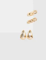 Set de aros dorados que incluye un par de aros tipo gota y dos earcuffs, uno liso y otro trenzado.