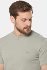 Remera celeste de manga corta con cuello redondo y bordado pequeño en el pecho. Corte clásico.