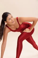 Jumpsuit largo color borgoña, de compresión media, con escote profundo en la espalda y relleno extraíble. Fabricado con tejido Allure® Adaptiv, destaca por su elasticidad, textura acanalada y ligero brillo, además de incorporar la tecnología inclusiva LYCRA® ADAPTIV.