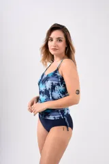 Tankini de tirantes finos, con copas y corte interior, confeccionado en lycra con filtro UV 50.