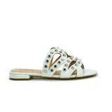 Sandalias bajas Korium color negro con tiras de cuero sintético y tachas plateadas.
