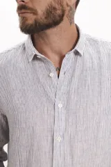 Camisa de manga larga con cuello abotonado y estampado a rayas verticales.