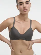 Soutien con aro, color lila, con breteles regulables y espalda con gancho.