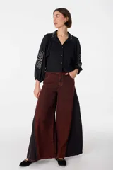 Pantalón de jean azul de corte ancho, con cintura alta y bolsillos delanteros y traseros.