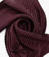 Pañuelo color borgoña de poliéster satinado con textura plegada.