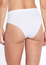 Bombacha bikini de tiro alto color rojo, confeccionada en microfibra sin costuras y con forro de algodón.