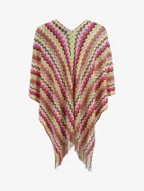 Poncho de punto multicolor con diseño de ondas en zigzag y flecos en el borde inferior.