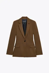 Blazer marrón de corte entallado, con cuello solapa, manga larga, bolsillos delanteros con solapa y cierre frontal con un botón.
