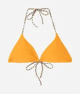 Top de bikini triangular color naranja con tirantes finos trenzados en blanco y negro.