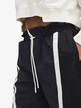 Short negro de tiro alto con cordón ajustable en la cintura y detalles de líneas blancas en los laterales.