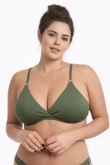Top de bikini color verde militar, de corte triangular con breteles finos regulables y detalle de costuras en el centro del busto.