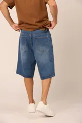 Bermuda de jean azul de corte ancho.