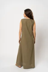 Vestido largo sin mangas, color verde militar, con escote en V y corte recto/holgado. Presenta un detalle de costura vertical en el centro de la falda.