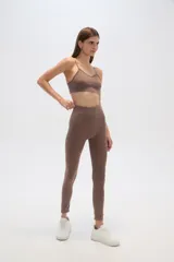 Calza larga color marrón, de tiro alto y corte ajustado.