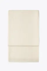 Bufanda rectangular color negro.