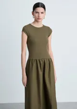 Vestido midi color verde militar, con corte a la cintura, falda amplia y mangas cortas.