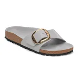 Sandalias Birkenstock modelo Madrid con hebilla grande, color gris.