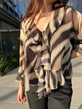 Blusa estampada con cuello en V y mangas largas.