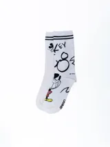 Pack de dos pares de medias blancas con diseño de Mickey Mouse. Un par tiene rayas horizontales negras en el borde superior y el otro es liso.