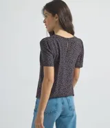 Blusa de viscose con escote redondo, mangas cortas fruncidas y estampa floral.