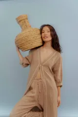 Túnica celeste de lino con bordados en el frente y mangas largas.