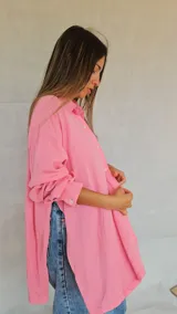 Camisa negra de corte amplio, con mangas largas y puños abotonados.