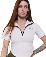Top corto color crudo de gabardina elastizada, con cuello alto y cierre frontal con cremallera negra. Silueta entallada con recortes y costuras a contratono lila. Logo Temblad bordado en el pecho.