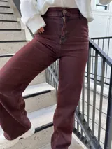 Pantalón de denim elastizado color borgoña, de corte ajustado.