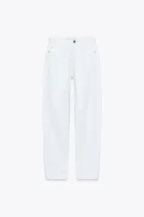 Pantalón de jean blanco, de corte mom fit, tiro alto y largo tobillero.