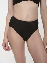 Bombacha tiro alto color negro, de microfibra.