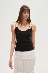 Musculosa negra con breteles finos, escote en V, punto smock y lazos en los hombros.