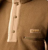 Buzo polar color marrón con cuello alto abotonado, bolsillo con cremallera en el pecho, puños y dobladillo elásticos.