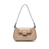 Cartera bandolera color taupe, de PU, con solapa y broche magnético. Tiene forro interior textil y bolsillo interno con cierre.