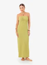 Vestido largo color verde claro, con textura arrugada, escote halter y espalda descubierta.