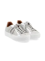 Sneaker de cuero vacuno con estampado de camuflaje y suela marrón.