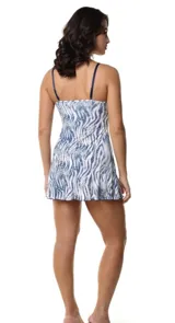 Camisolín corto con breteles finos, estampado animal print en tonos azules y blancos, y aplique de encaje azul en el escote.