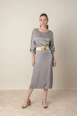 Vestido italiano tipo túnica de satén negro liso, de calce holgado.