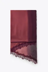 Pañuelo rectangular color borgoña, confeccionado en modal y seda, con aplicación de encaje a tono en los bordes.