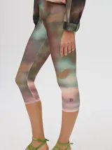 Calza 3/4 de lycra con estampado abstracto en tonos marrones, verdes y rosados.